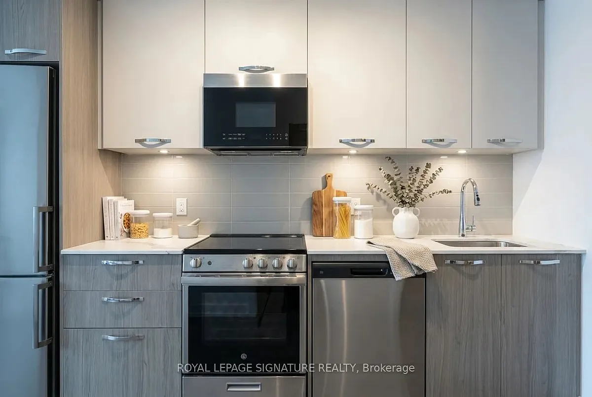 Building Photo - 75 James St S #1421