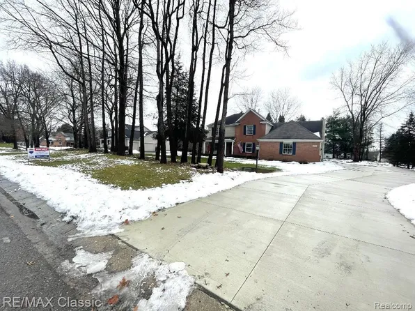 356 Mill Pond Ln, Milford, MI 48381