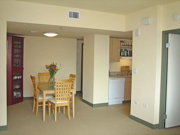 5th image of 425 W Beech St Unit 718