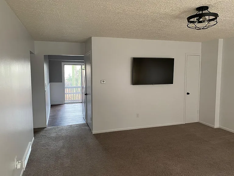 1393 Carriage Hill Dr SE — Photo 3
