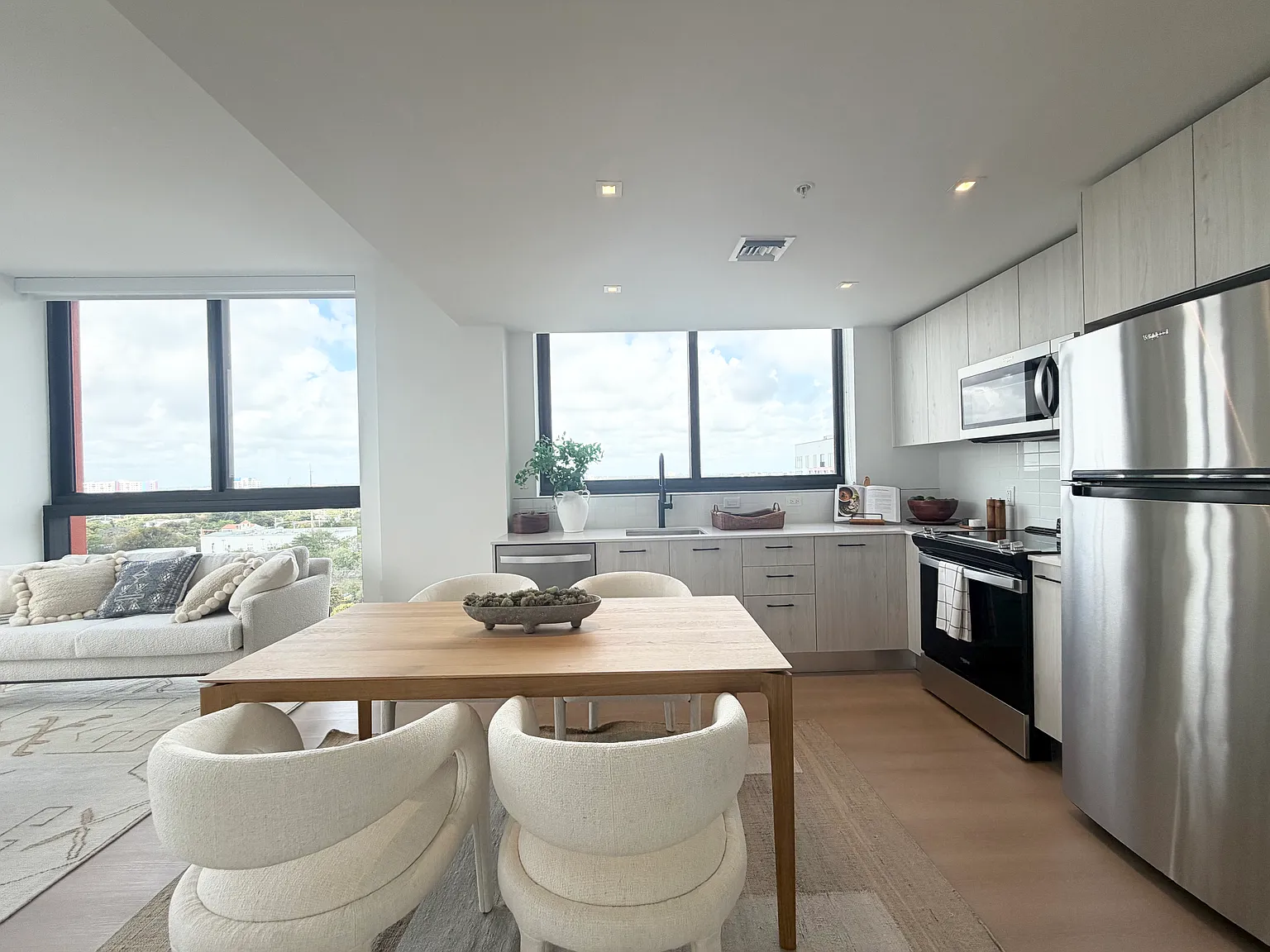 2 bed, 1005 sqft, $3,280 — Photo 3