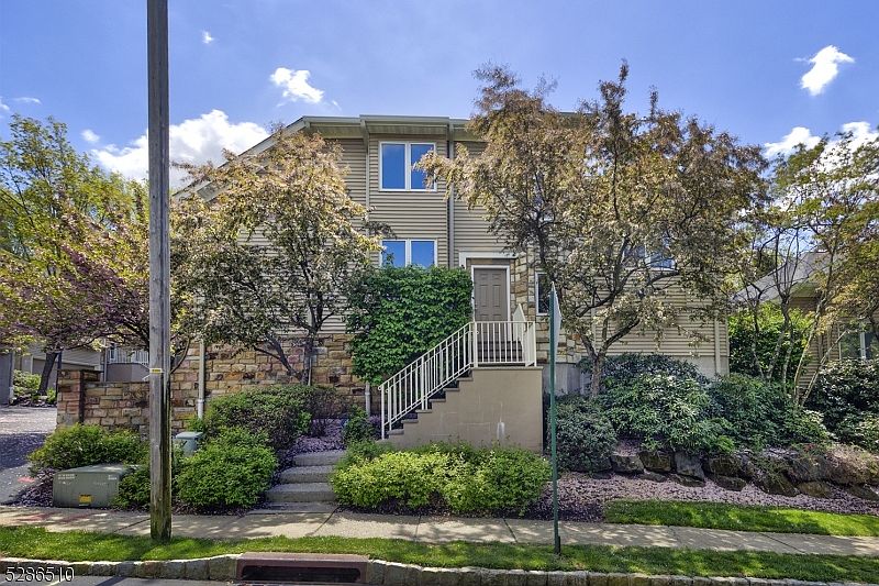 1st image of 37 Clarken Dr