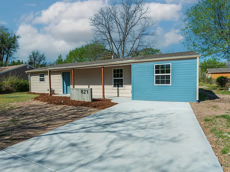 821 N Clara St — Photo 2