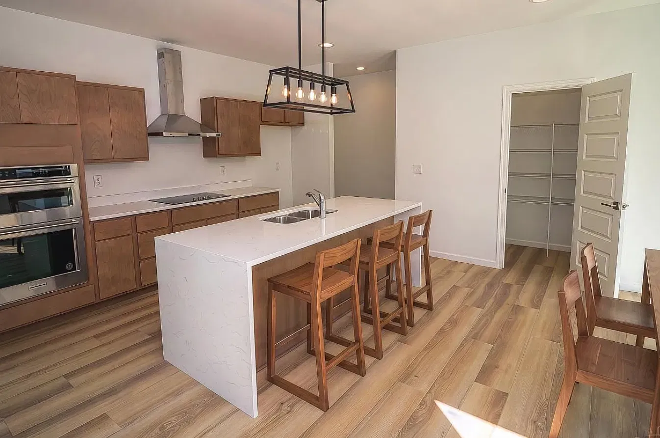 3 bed, 2.5 bath, 2100 sqft, $3,995 — Photo 3