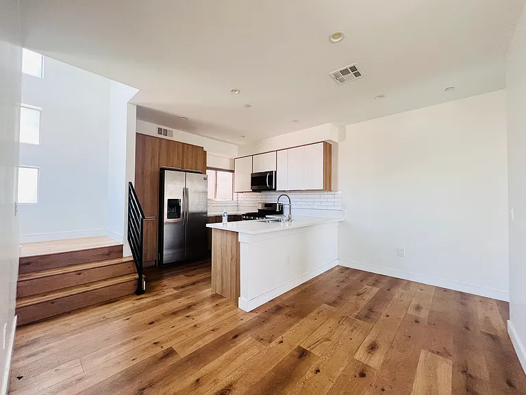 250 S Burlington Ave #250 — Photo 20