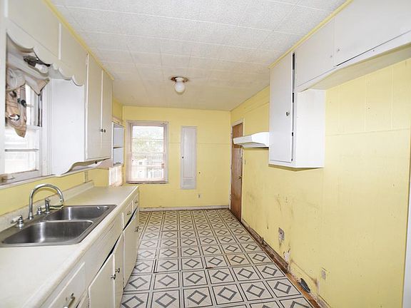 4th image of 304 S Vivian St
