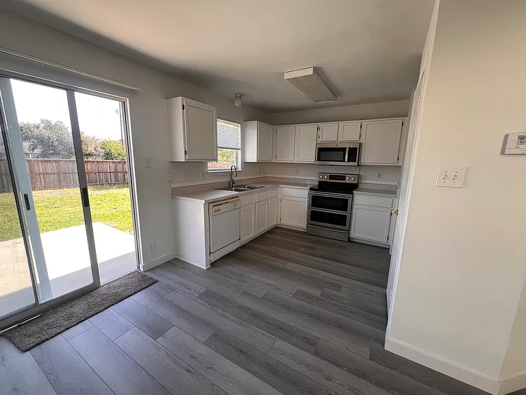 4910 Crestwood Hill Dr — Photo 24