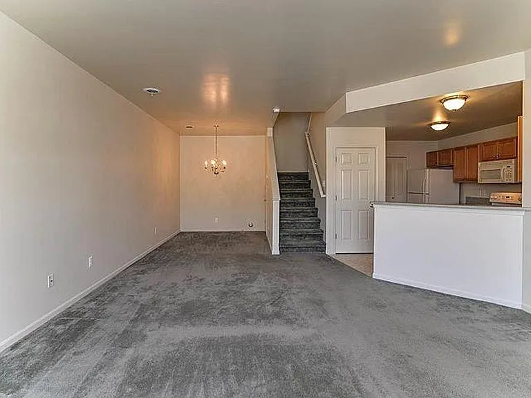 2076 Cloverly Ln — Photo 6