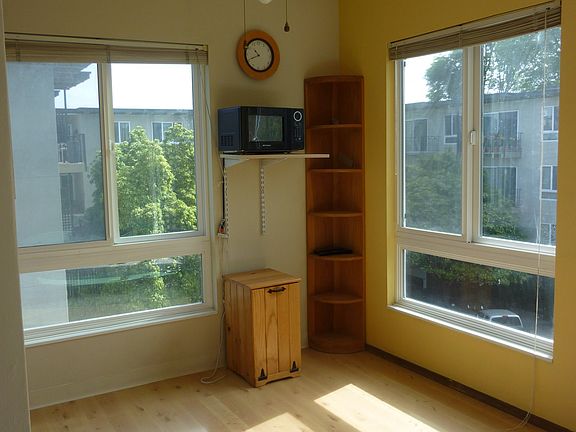 2nd image of 928 Peninsula Ave APT 302