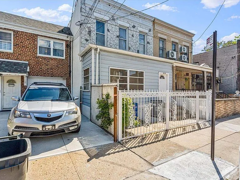 477 Berriman St — Photo 1