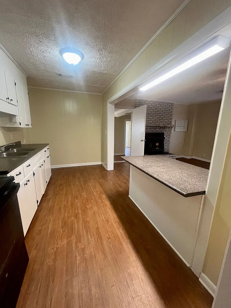3 Bed 1 Bath House — Photo 3