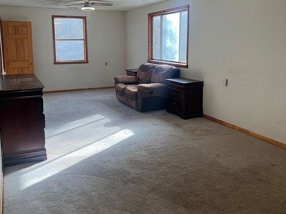 3rd image of 323 Upper Silver Creek Rd
