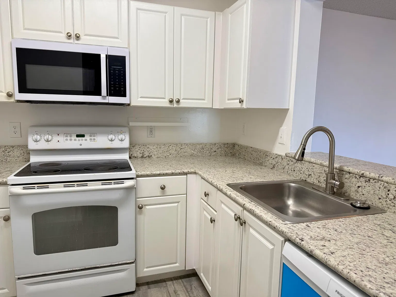 Sheridan East Condominiums — Photo 4