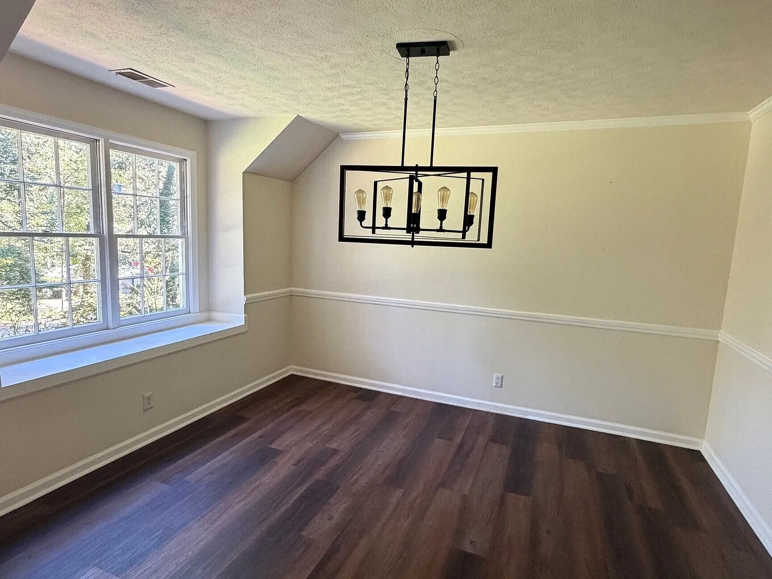4 bed, 3.0 bath, 2618 sqft, $2,300 — Photo 4
