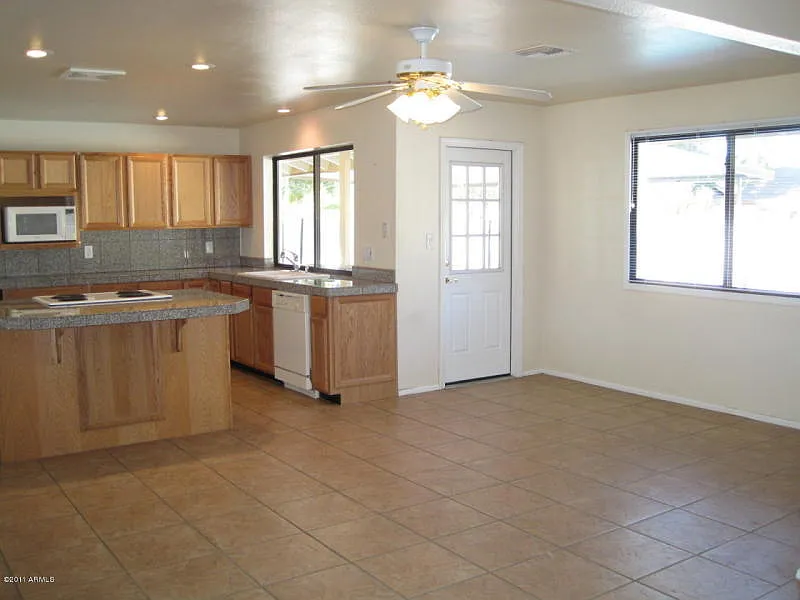 Building Photo - 718 E Manhatton Dr