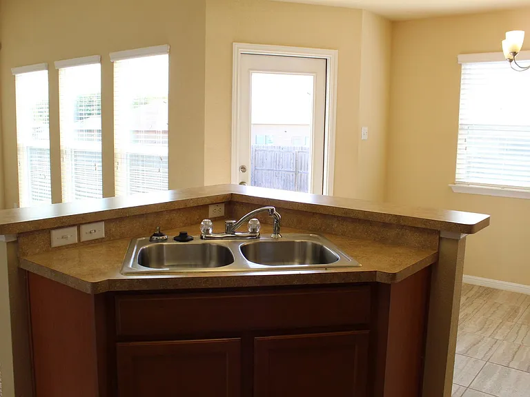 1104 Jamestown Dr — Photo 9