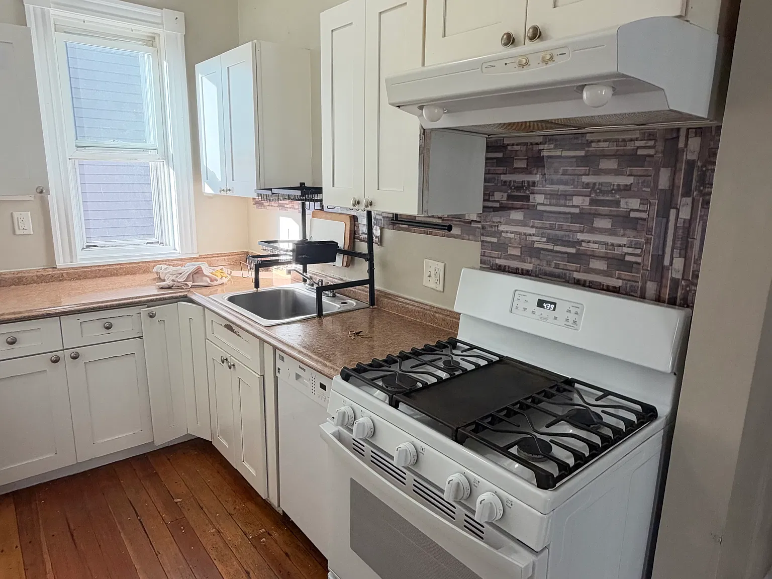 4 bed, 1.0 bath, $3,000 — Photo 1