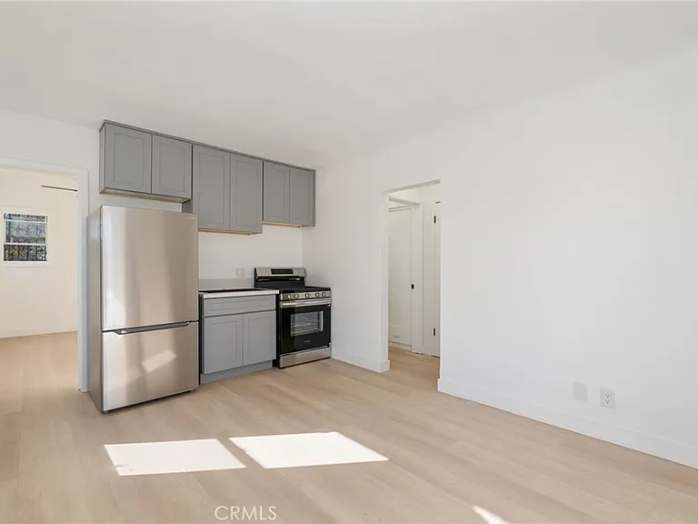 242 1/2 E 84th St #TOWNHOUSE — Photo 2