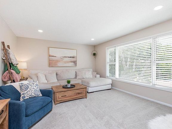 4th image of 1036 Sunny Ridge Dr