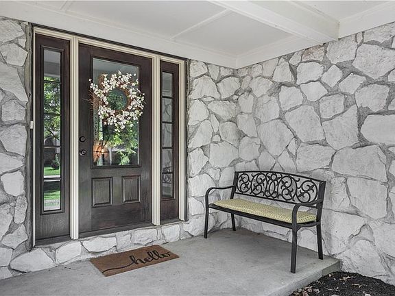 3rd image of 6762 Woodridge Dr