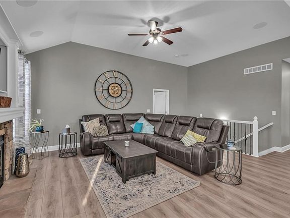 3rd image of 15313 Meyer Dr