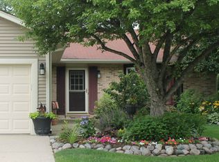 686 Schooner Ln, Elk Grove Village, IL 60007