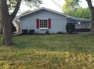 208 Robinson Ln, Westmont, IL