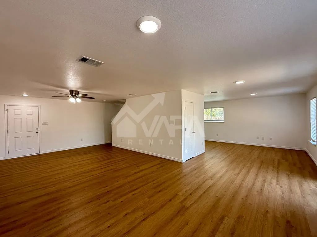 3 bed, 2.5 bath, 2330 sqft, $2,300 — Photo 4
