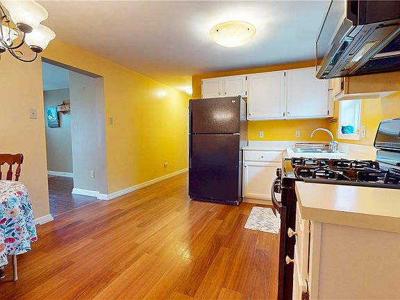 4th image of 442 Groton Rd