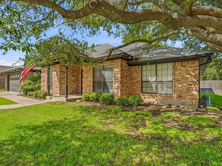 1703 Sully Ct — Photo 2