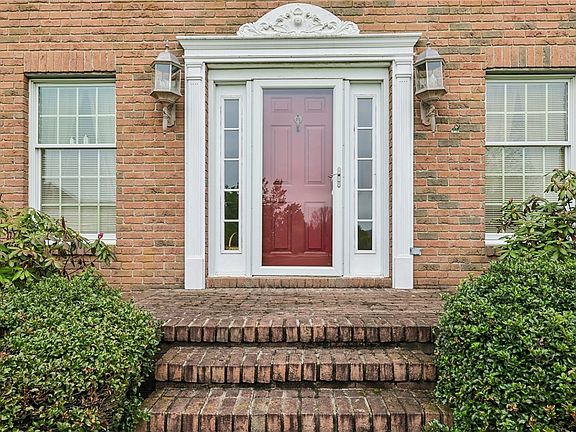 3rd image of 355 James St