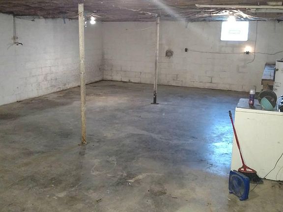 huge unfinished basement for storage or recreational room, w