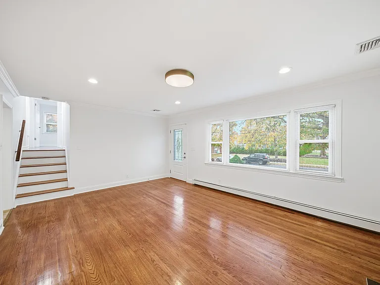 10 Lloyd Ave — Photo 7
