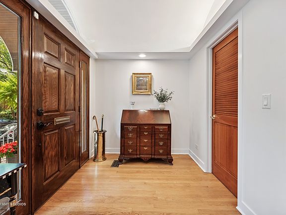 3rd image of 1218 W Oakdale Ave