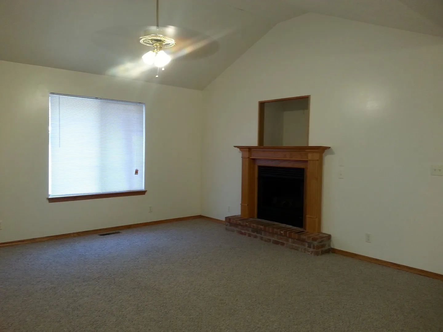 Executive Rental 2 Bedroom 2 Bath 2 Car Garage Duplex — Photo 2