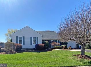 13905 Deviar Dr, Centreville, VA 20120