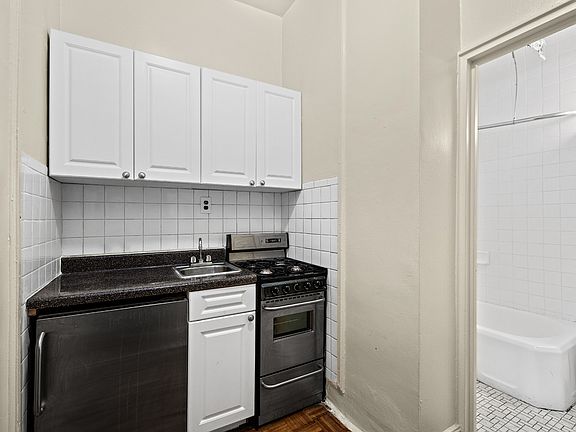 4th image of 971 Lexington Ave APT 4B