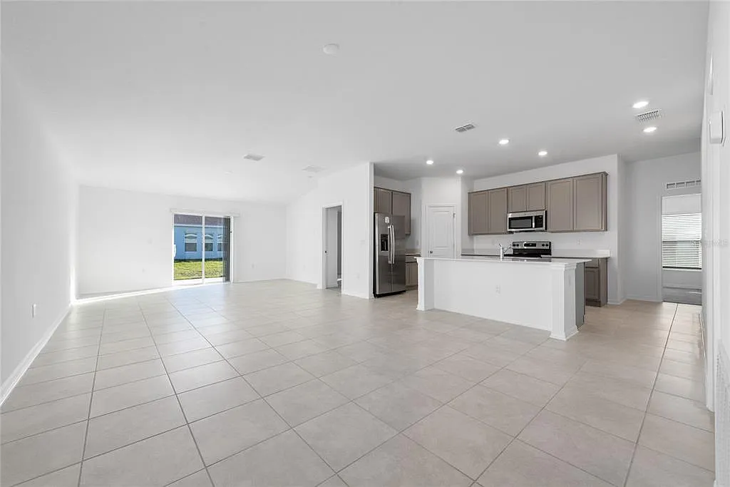 4 bed, 2.0 bath, 1841 sqft, $2,000 — Photo 2