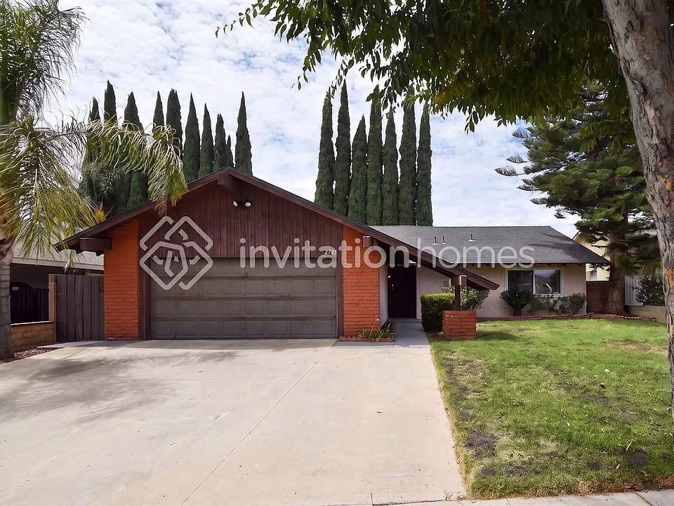 2725 Greenleaf Ave
