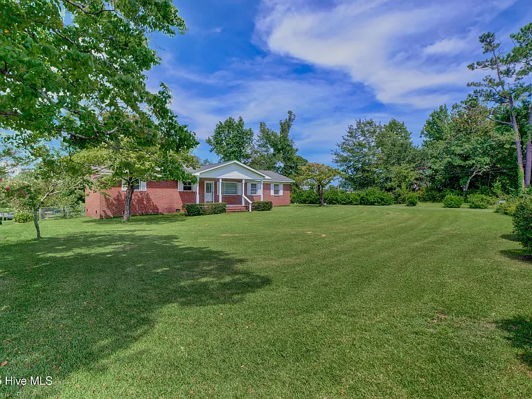 665 Hughes Rd — Photo 32