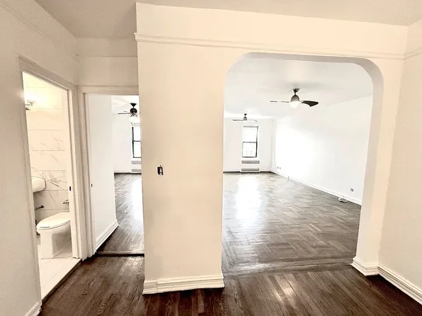 4720 42nd St APT 5G, Long Island City, NY 11104