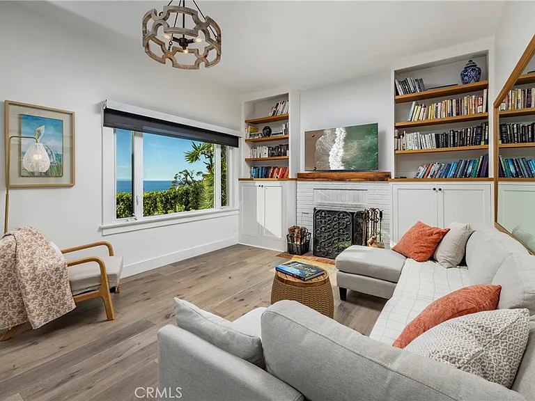 1082 Temple Hills Dr — Photo 13