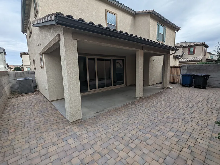 47 E Constitution Dr — Photo 30