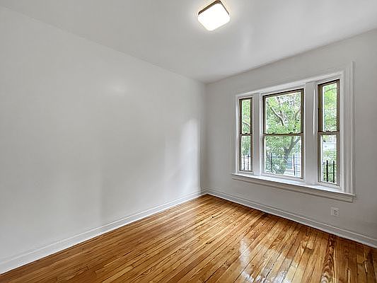 3rd image of 5 Saint Nicholas Ter APT 24