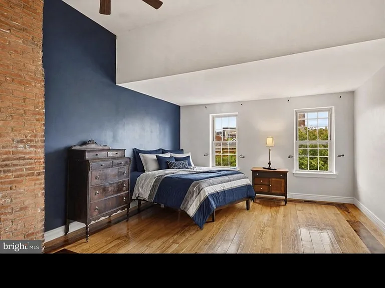 121 W Hamburg St — Photo 1