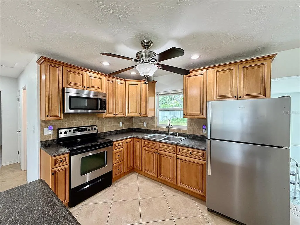2 bed, 1.0 bath, 1052 sqft, $2,175 — Photo 3