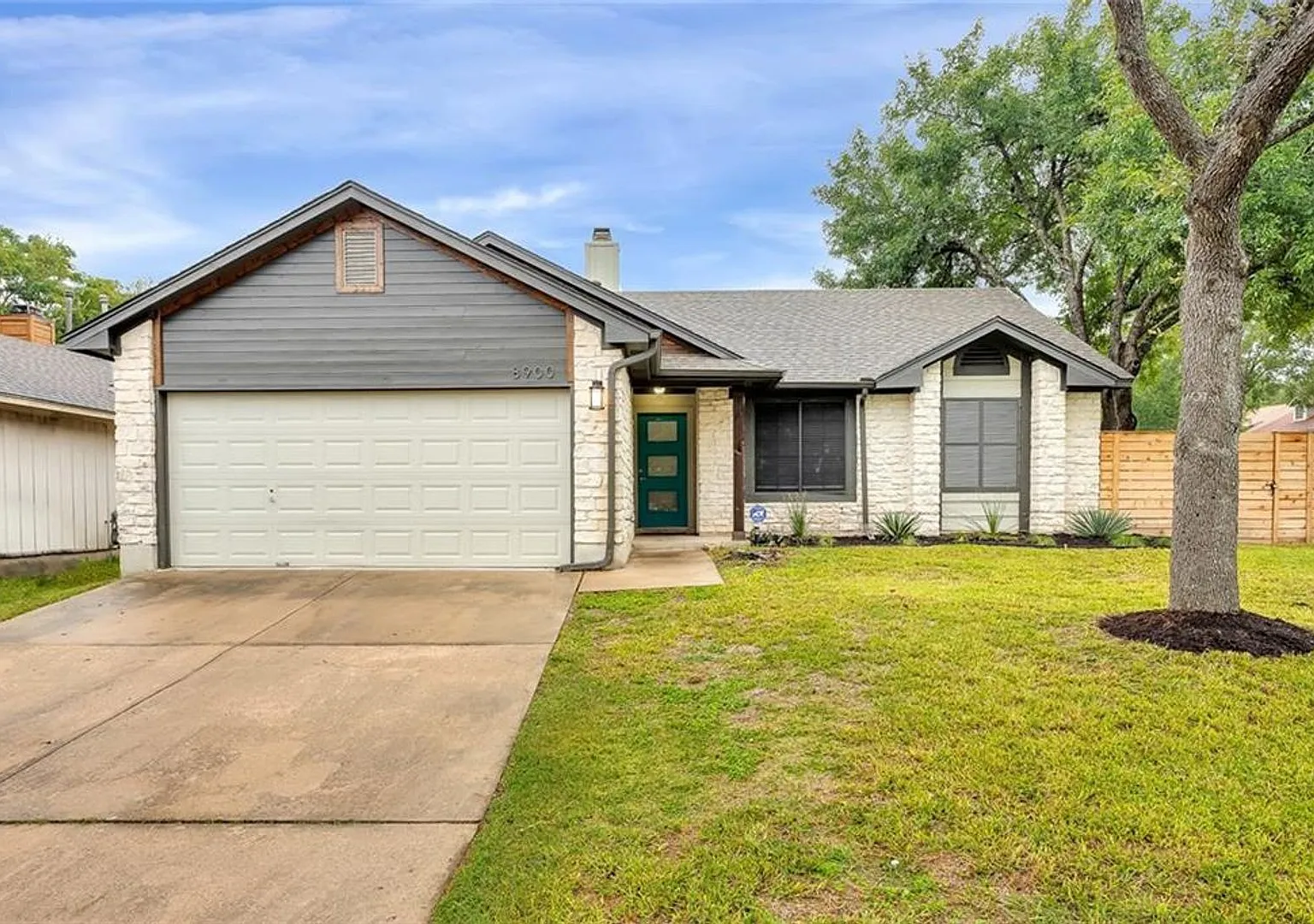 Updated 4-Bedroom Home in Buckingham Estates — Photo 2