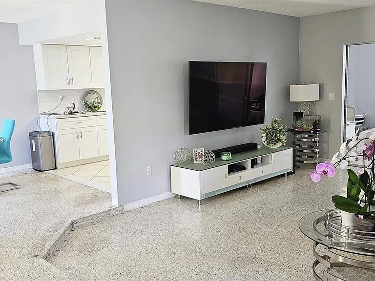 9721 SW 37th Ter — Photo 7