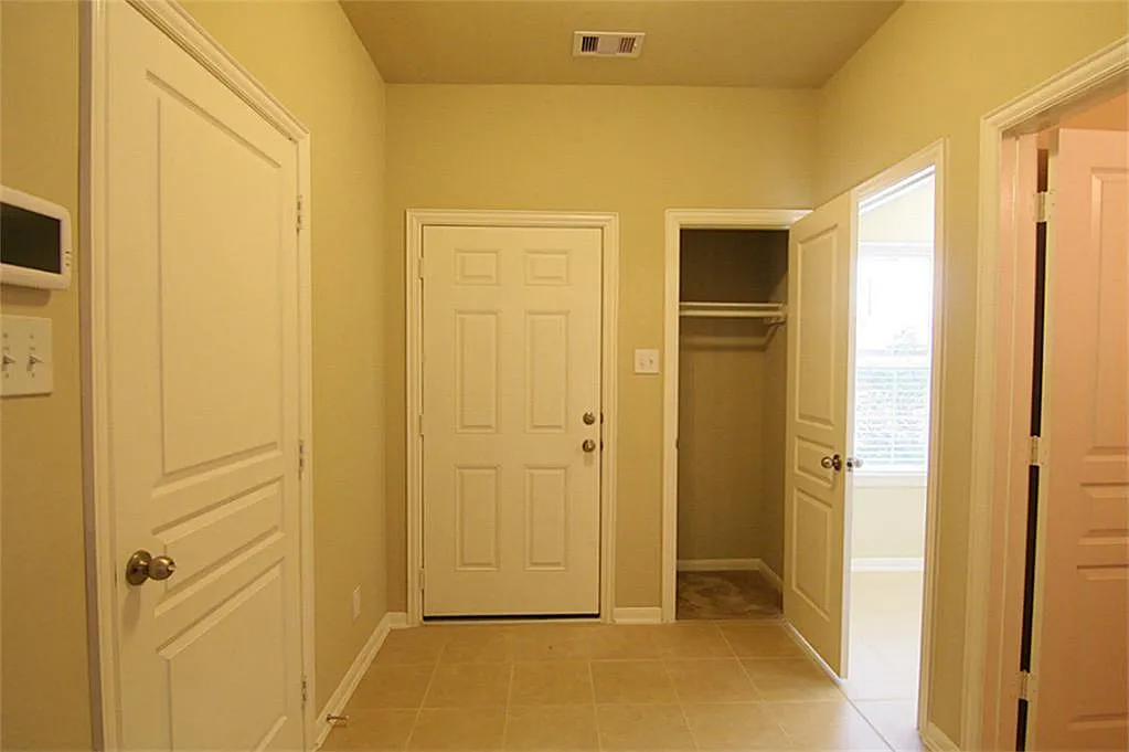 4 bed, 2.5 bath, 2068 sqft, $2,000 — Photo 2