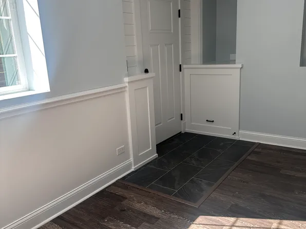(undisclosed Address), Elgin, IL 60124